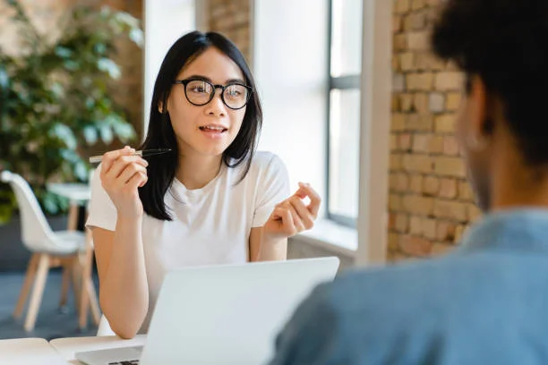 businesswoman talking with her colleague