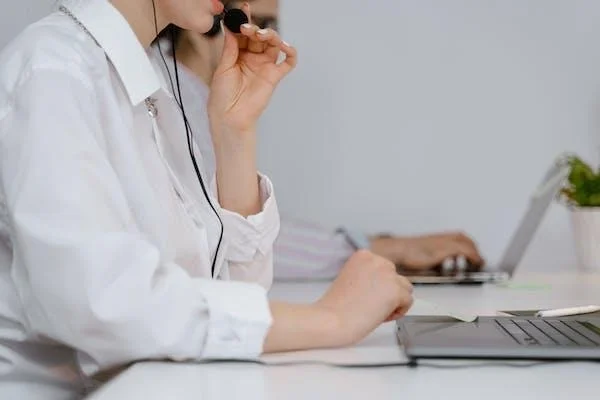 woman calls to an answering service