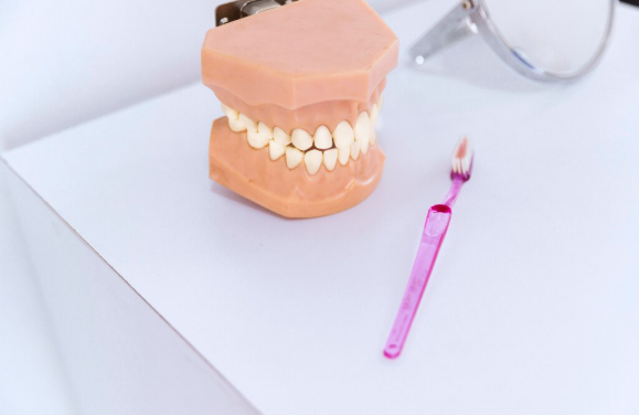 preparing alginate impression material for accurate dental impressions in a clinical setting