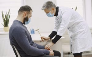 6 Things Surgeons Evaluate Before Recommending Knee Replacement Surgery Orthopedic surgeon reviewing knees with a patient during a knee replacement surgery consultation.