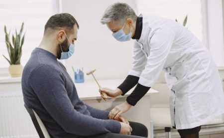 6 Things Surgeons Evaluate Before Recommending Knee Replacement Surgery Orthopedic surgeon reviewing knees with a patient during a knee replacement surgery consultation.