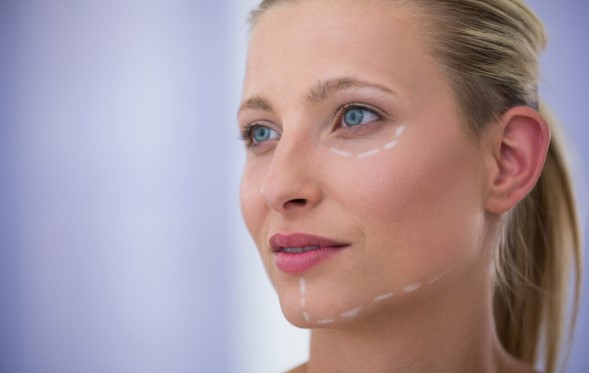 a patient went to a Plastic surgeon for consulting about facelift surgery