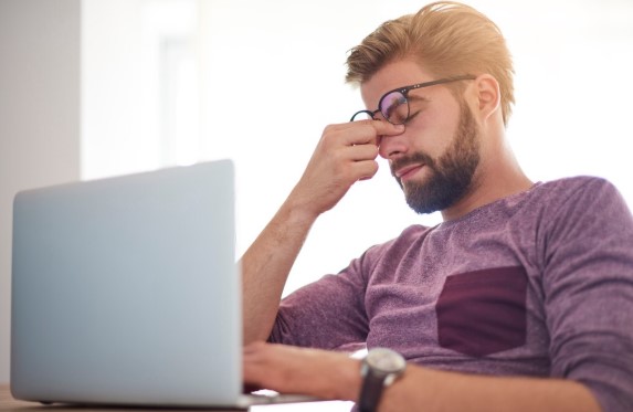 a patient with digital eye strain symptoms