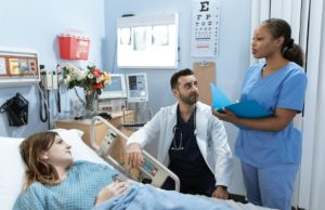 Switching to Nursing Without Putting Life on Hold nurses talking to one another about a patient