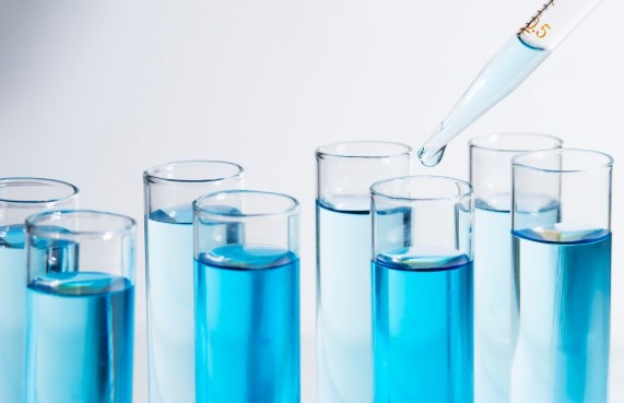 Pharmaceutical-grade methylene blue solution with laboratory glassware illustrating mitochondrial and cognitive research.