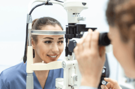 Patient undergoing ray-tracing LASIK evaluation using detailed eye imaging and personalized treatment planning.